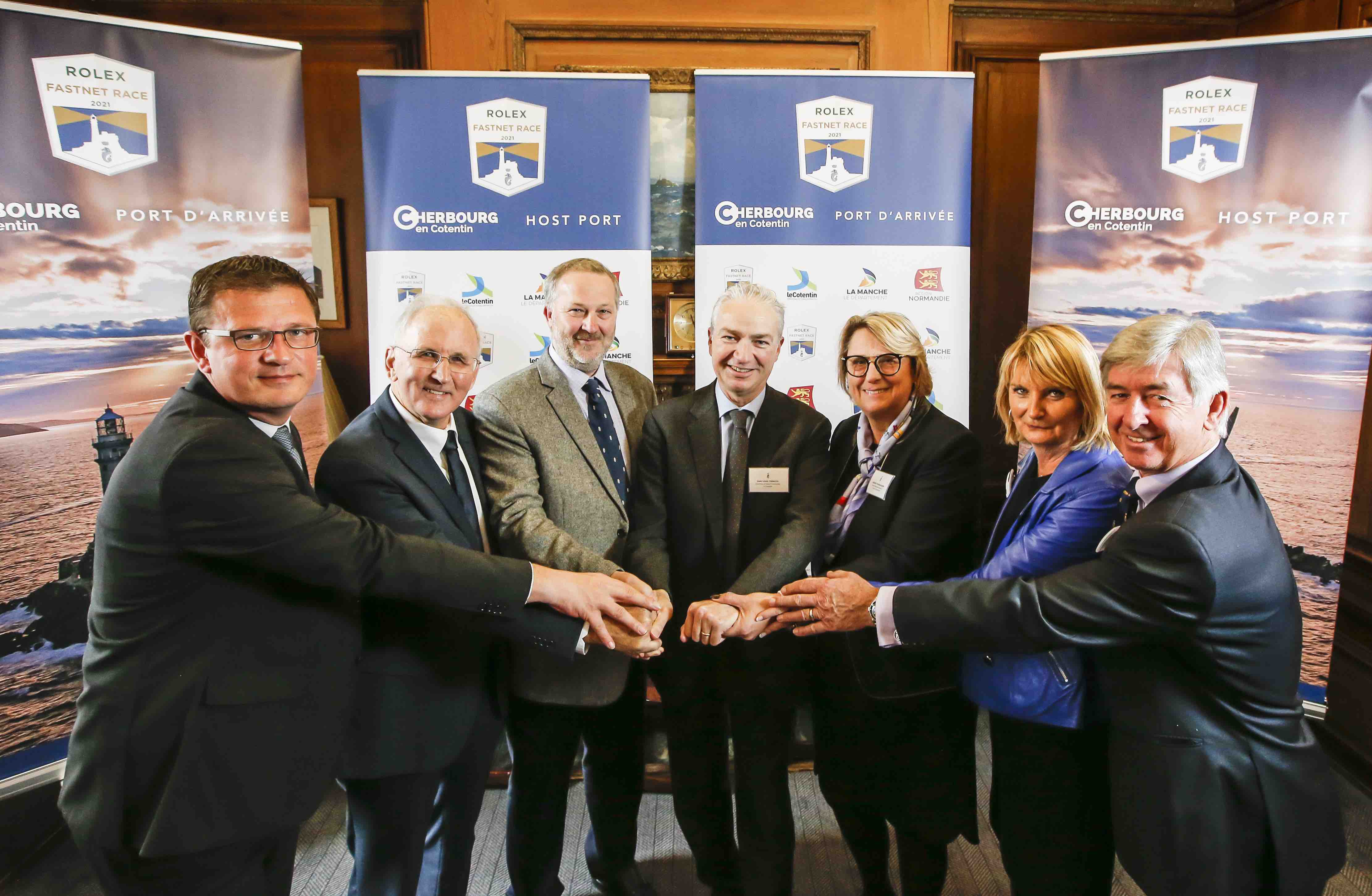 De gauche à droite : Benoît ARRIVE, Maire de Cherbourg-en-Cotentin, Marc LEFEVRE, Président du Conseil départemental de la Manche, Steven Anderson, RORC Commodore, Jean-Louis VALENTIN, Président de la Communauté d’agglomération du Cotentin, Isabelle VANDENBERGHE, Conseillère régionale de la Normandie, Geneviève GOSSELIN - FLEURY – Présidente de l'Office de Tourisme du Cotentin, Eddie Warden Owen (RORC CEO)  © Paul Wyeth/RORC