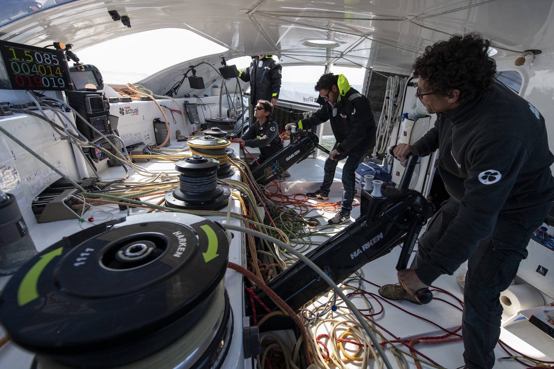 Yves Le Blevec et son équipe à bord Actual Ultim 3 sera l'un des bateaux les plus rapides de la 49e édition de la course © Ronan Gladu/ronangladu.com