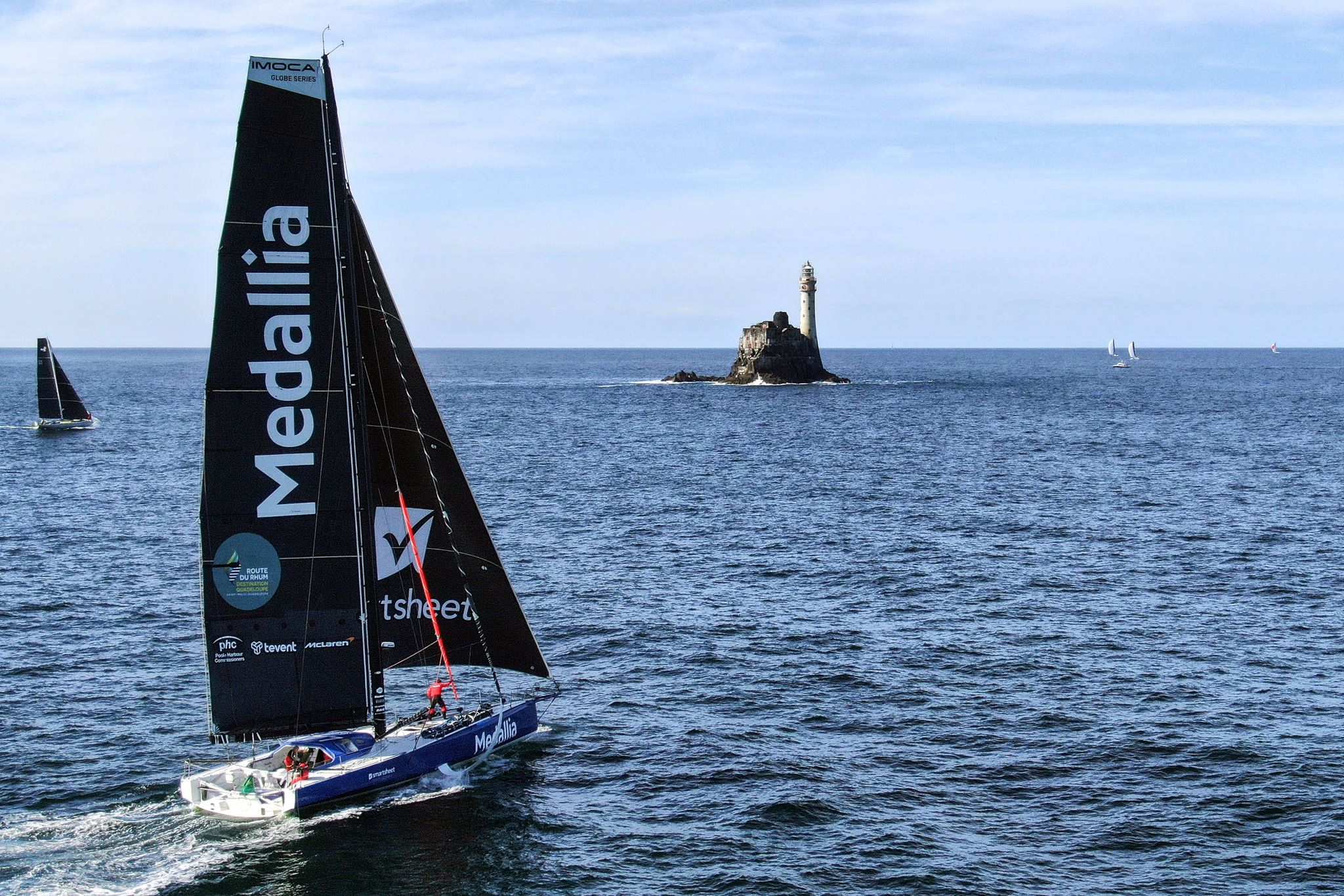 Medallia approaches the Fastnet Rock in balmy conditions © Medallia/James Tomlinson